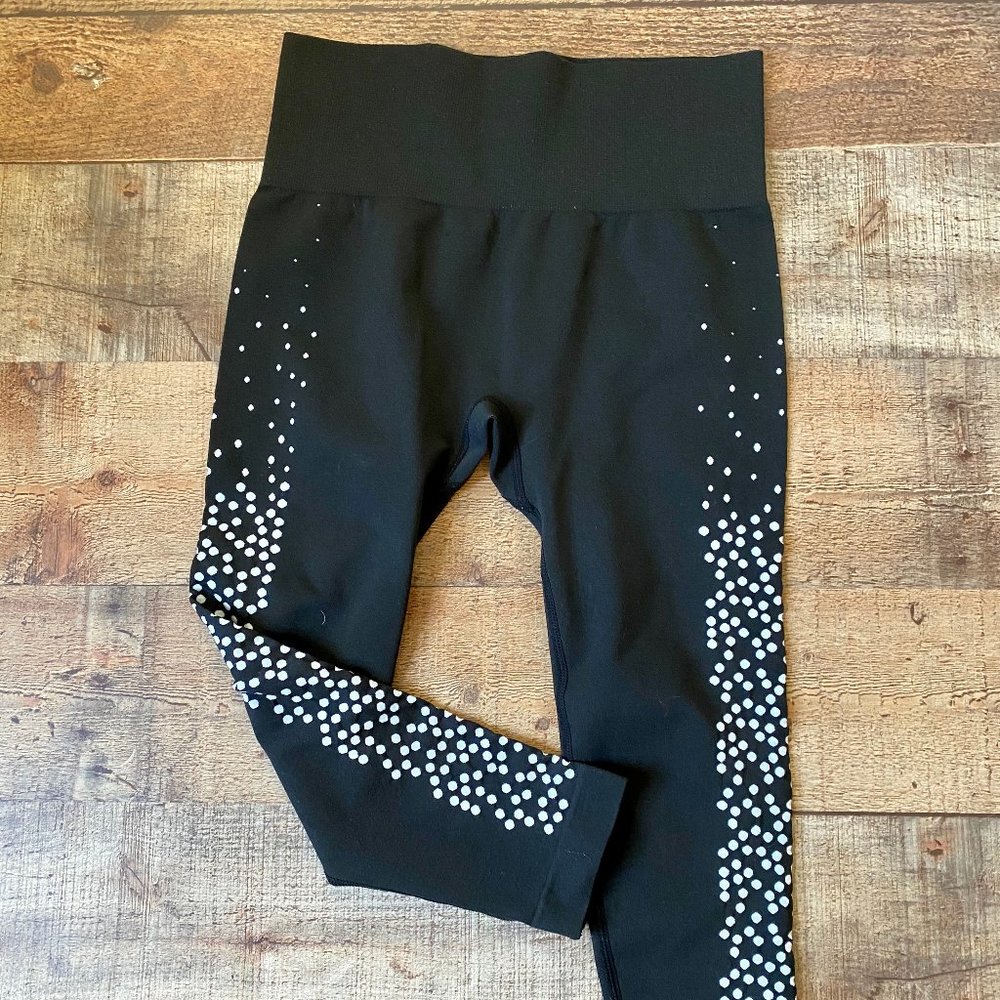 Women’s Fabletics Seamless Capri Leggings size XS